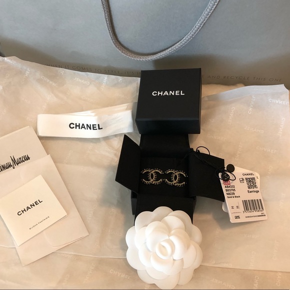❌SOLD❌ CHANEL 20A Black Crystal XL Gold Earrings - Picture 4 of 12